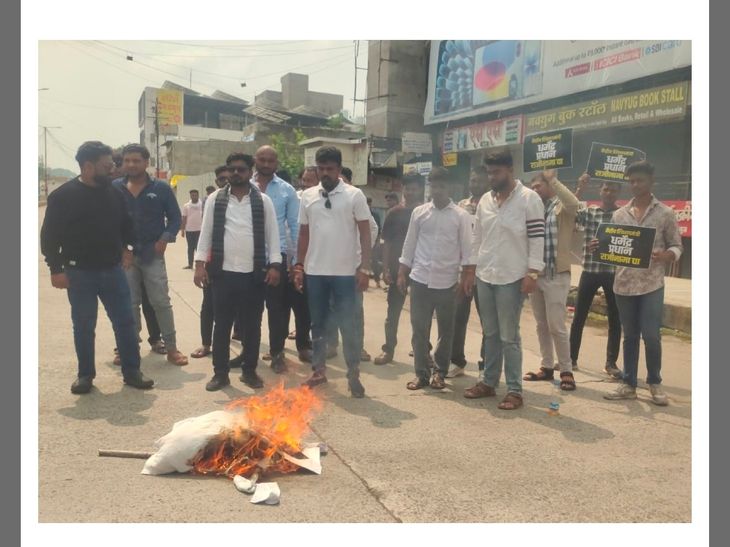 टीईटी पेपरफुटी: अमरावतीत युवक काँग्रेसने शिक्षणमंत्र्यांचे पुतळे जाळले:  नैतिक जबाबदारी स्वीकारून राजीनामा देण्याची मागणी – Amravati News