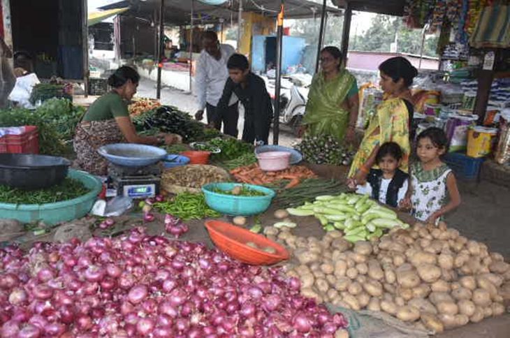 टोमॅटो, लसणासह फळभाज्यांना महागाईची फोडणी‎:  वादळी वाऱ्याचा तडाखा व भाजीपाल्याची आवक घटल्याने बाजारात दरवाढ – Ahilyanagar News