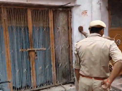 राम मंदिर देणगी चोरी- 8 आरोपींच्या घरी छापेमारी:  एकाच वेळी छापा टाकला; टिन्नूच्या घराला कुलूप, पोलिसांकडून शेजाऱ्यांची चौकशी