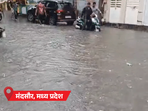 UPत ई-रिक्षावर झाड कोसळून 5 ठार:  उत्तर भारतात 8 जणांवर वीज कोसळली; मान्सून गुजरात – MPत अडकला, दिल्लीत तापमान 43°C