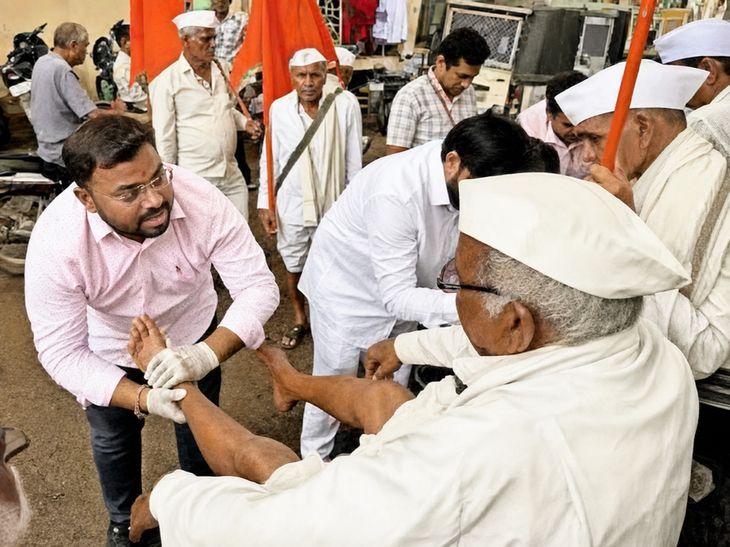 वारकऱ्यांच्या ‘चरण सेवेला’ प्रारंभ:  मुख्यमंत्री सहाय्यता निधीचा ‘भक्ती विठोबाची, सेवा आरोग्याची’ उपक्रम; नेमका उपक्रम काय? – Mumbai News