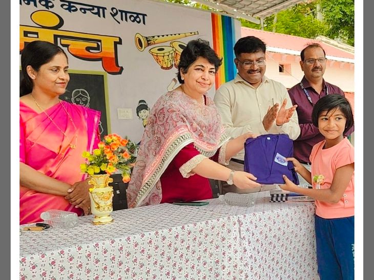 आयुक्त नयना गुंडे यांच्या हस्ते गणवेश, पुस्तके वितरित:  अमरावती गर्ल्स हायस्कुलमध्ये शाळा प्रवेशोत्सवाचा शुभारंभ – Amravati News