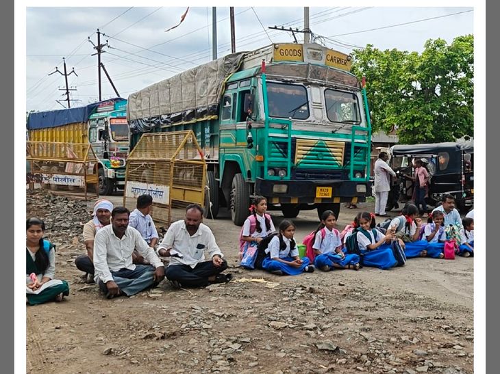 ट्रक वाहतुकीला मुभा, एसटीची चाके थांबवली:  विद्यार्थी, काँग्रेसच्या चक्काजामनंतर दोन तासांनी बस सेवा सुरू – Amravati News