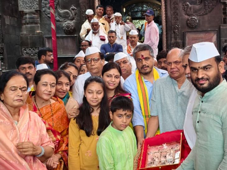देहूत रोहित पवारांची कुटुंबासह संतसेवा:  संत तुकाराम महाराजांच्या पालखी रथाच्या कळसासाठी 11 किलो चांदी अर्पण, शेतकरी कर्जमाफीच्या लढ्याचाही केला उल्लेख – Pune News
