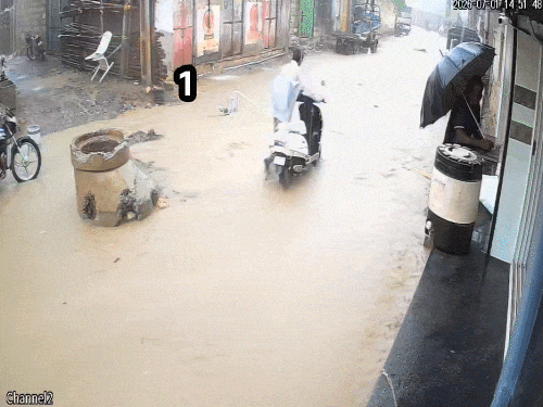 एकाच दिवसात 6 लोक खड्ड्यात पडले:  गुजरातच्या जुनागढमधील घटना, सीसीटीव्हीमध्ये कैद झाली दृश्ये