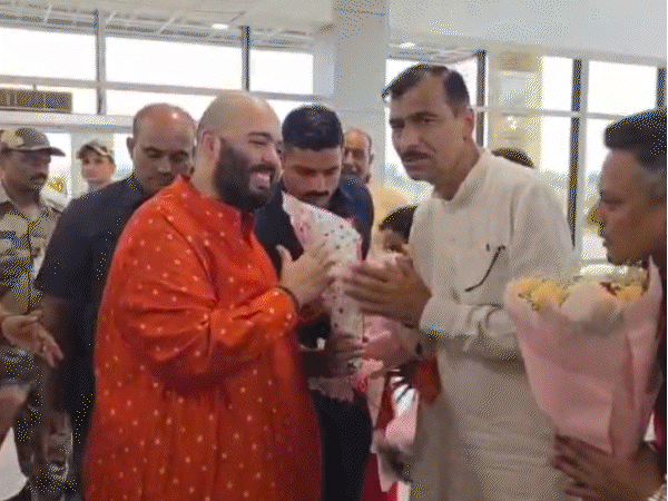 अनंत अंबानींनी धीरेंद्र शास्त्रींचा हात पकडून ओढले, व्हिडिओ:  बागेश्वर धाममध्ये म्हणाले- तुम्ही यायला सांगितले होते, म्हणून मी आलो