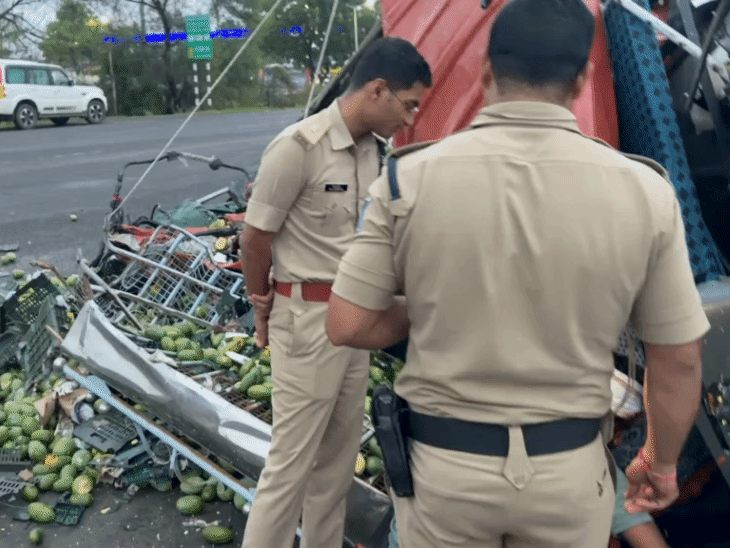 आग्रा-मुंबई महामार्गावर रात्री 3 वाजता वाहतूक कोंडी सुटली:  बस-ट्रकमध्ये 11 तास लोक अडकले; आंबे घेऊन जाणारा आयशर उलटला