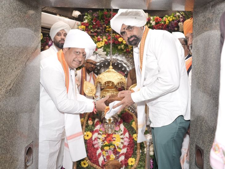 जिल्हाधिकाऱ्यांच्या उपस्थितीत ज्ञानेश्वर महाराजांच्या पादुकांची पूजा:  आळंदीत ‘माऊली, माऊली’च्या गजरात भक्तिमय वातावरण – Pune News