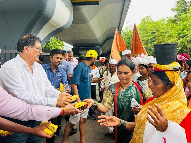पुण्यातील खान कुटुंब तीन पिढ्यांपासून करते वारकऱ्यांची सेवा:  आषाढी वारीनिमित्त भोजन, पाणी देऊन जपली सर्वधर्म समभावाची परंपरा – Pune News