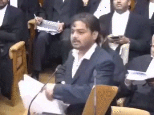 वकिलाने सर्वोच्च न्यायालयात CJI ना अपशब्द म्हटले: न्यायाधीशांना आदेश देऊ लागला, फाइल फेकली; सुरक्षा रक्षकांनी कोर्ट रूममधून बाहेर काढले वकिलाने सर्वोच्च न्यायालयात CJI ना अपशब्द म्हटले: न्यायाधीशांना आदेश देऊ लागला, फाइल फेकली; सुरक्षा रक्षकांनी कोर्ट रूममधून बाहेर काढले