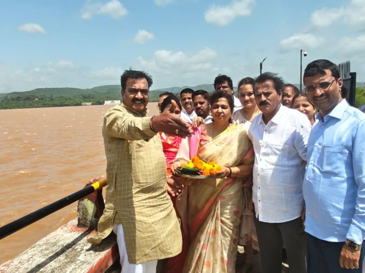पानशेत जलप्रलयास 65 वर्षे पूर्ण:  काँग्रेसतर्फे खडकवासला धरणाची पूजा, दीप्ती चवधरींनी भरली ओटी – Pune News