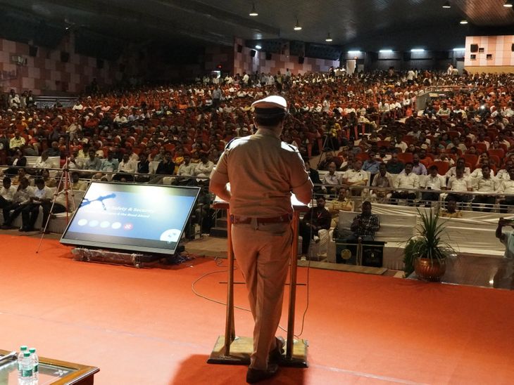 पुणे पोलिसांकडून अंमली पदार्थांविरोधात जनजागृती: ‘सिक्युअर होरायझन फॉर यूथ’ उपक्रमातून व्यसनमुक्तीसाठी मार्गदर्शन, तरुणाईने घेतली शपथ – Pune News पुणे पोलिसांकडून अंमली पदार्थांविरोधात जनजागृती: ‘सिक्युअर होरायझन फॉर यूथ’ उपक्रमातून व्यसनमुक्तीसाठी मार्गदर्शन, तरुणाईने घेतली शपथ – Pune News