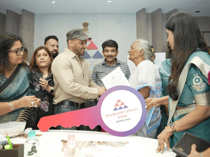 स्लम रिहॅबिलिटेशनच्या कार्यालयात पोहोचला सलमान खान: वृद्धांना चाव्या दिल्या, हात मिळवला, मातृभूमी चित्रपटाशी संबंधित प्रश्न विचारण्यास नकार स्लम रिहॅबिलिटेशनच्या कार्यालयात पोहोचला सलमान खान: वृद्धांना चाव्या दिल्या, हात मिळवला, मातृभूमी चित्रपटाशी संबंधित प्रश्न विचारण्यास नकार
