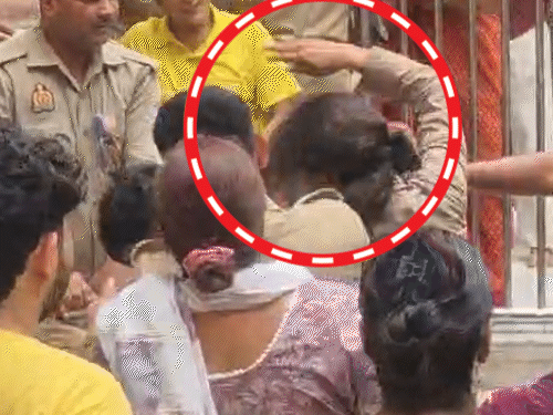 बांकेबिहारी मंदिरात महिला शिपायाने भाविकाला मारहाण केली:  धक्का लागल्याने संतापली, रांगेतून ओढून चापटी मारल्या, आई म्हणत राहिली- सोडून द्या