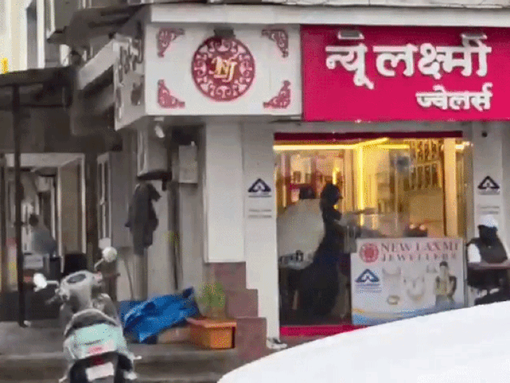 पालघरमध्ये थरारक दरोडा:  भरदिवसा बंदुकीच्या धाकावर सराफा दुकान लुटले; सोने पोत्यात भरून चोरटे पसार; VIDEO – Mumbai News