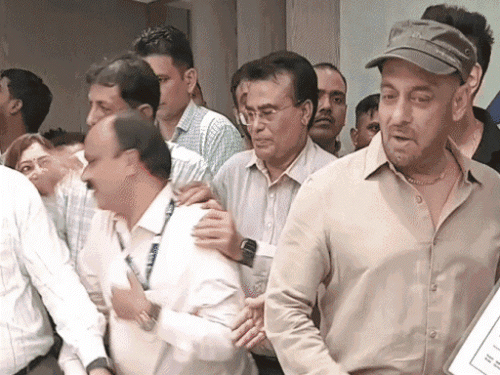 सलमानने मध्यरात्री शेअर केले फोटो:  आरोग्याबद्दलच्या चिंतेत विचारले – ‘तुमची तब्येत कशी आहे?’, नवीन व्हिडिओमध्येही थकलेला दिसला