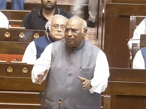 संसदेचे पावसाळी अधिवेशन: संसदेबाहेर NDA आणि इंडिया ब्लॉकच्या खासदारांची एकमेकांविरोधात घोषणाबाजी; नीट पेपरफुटीवर गदारोळाची शक्यता संसदेचे पावसाळी अधिवेशन: संसदेबाहेर NDA आणि इंडिया ब्लॉकच्या खासदारांची एकमेकांविरोधात घोषणाबाजी; नीट पेपरफुटीवर गदारोळाची शक्यता