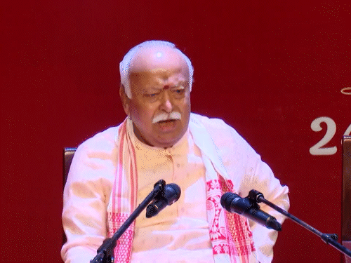 भागवत म्हणाले- नवीन पिढीला आदेश देऊ नका, संवाद साधा:  आम्ही मनमानी करू, शक्तीने सर्वांचे मालक बनू, असे होऊ शकत नाही
