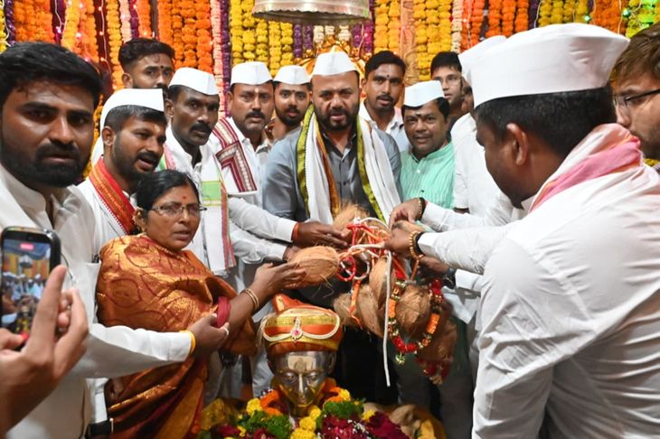 संत सावता महाराजांच्या दारी श्रीफळ हंडी सोहळा