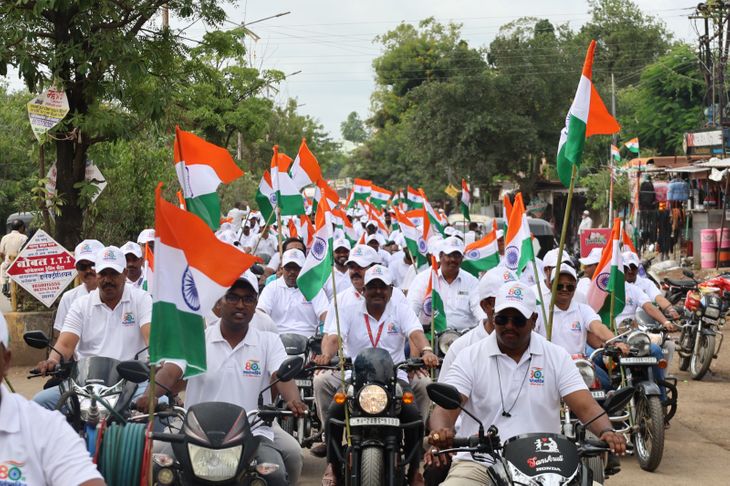 निलंग्यात निघालेल्या बाईक रॅलीत डौलाने फडकला तिरंगा