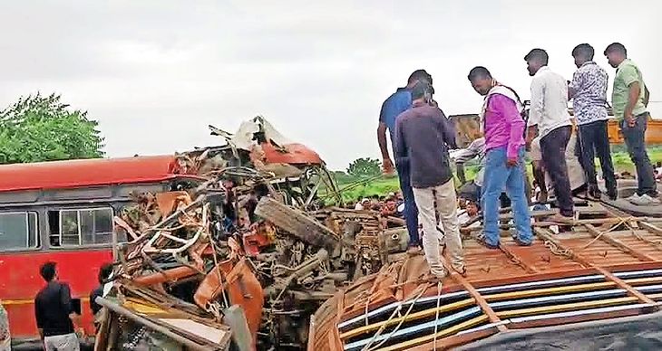 बस-ट्रकची धडक; दाेन महिला ठार, 31 जखमी‎