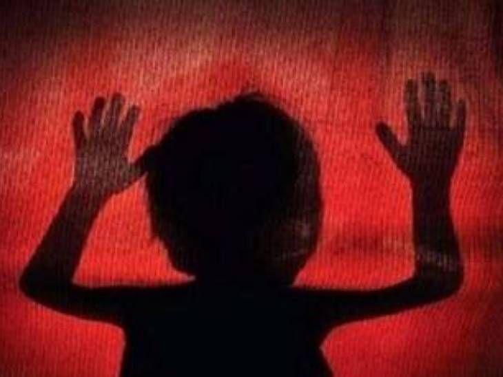 वसमत तालुका हादरला:भोळसर चिमुकलीवर 50 रुपये अन् बिस्किटाचे आमिष दाखवून सामूहिक अत्याचार; 3 नराधमांना बेड्या