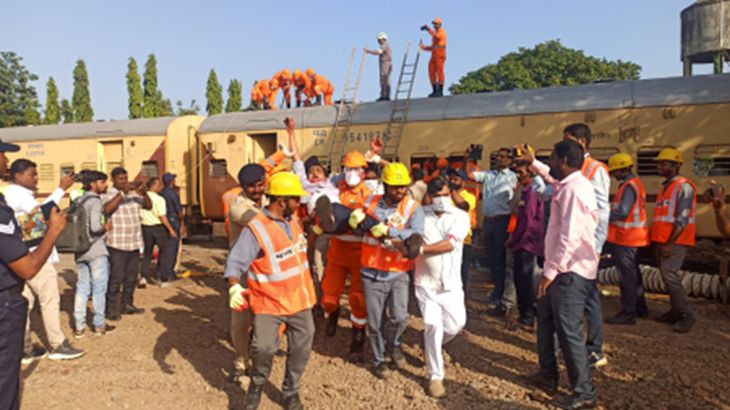 कुर्डुवाडीमध्ये एनडीआरएफचे थरारक मॉकड्रिल:रेल्वेच्या आपत्कालीन तत्परतेची घेतली चाचणी