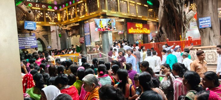 नारळी पौर्णिमेनिमित्त श्री वटवृक्ष स्वामी मंदिरात दर्शनासाठी भाविकांची मांदियाळी