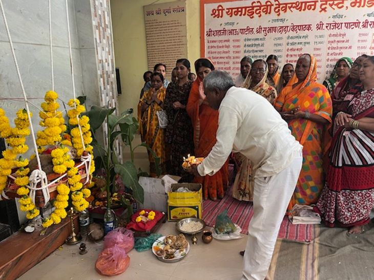 मोडनिंबमध्ये फुलांची उधळण करत कृष्ण जन्माष्टमी सोहळा