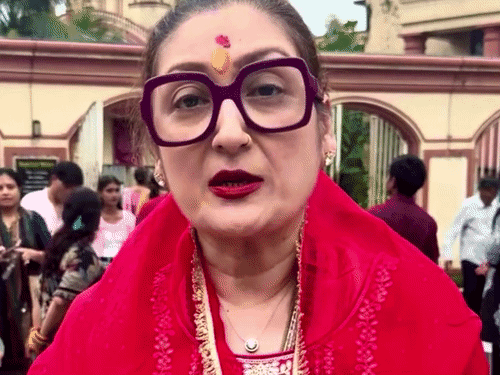 सुनीता आहुजा यांनी काली मंदिरात पाठिंबा मागितला