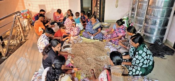 चपळगाव, बावकरवाडमध्ये घटासाठी घरपोच धान्य सेवा