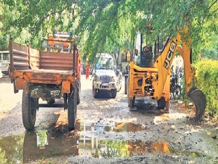 JCB, two tractor owners fined Rs 23 lakh for digging up muruma, SDM ...