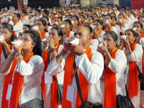 कुंभमेळ्यापूर्वी नाशिकमध्ये शंखनादाचा विश्वविक्रम: 517 जणांचा सहभाग, 303 जणांचा जुना विक्रम मोडला, 31 ऑक्टो...
