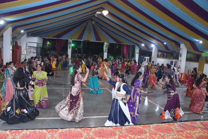 Women performed Dandiya-Garba in Akluj, a concert full of dance ...