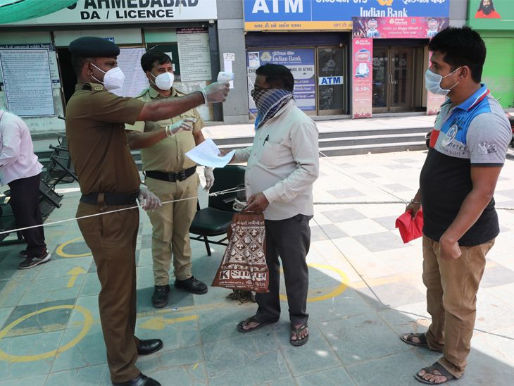 Police had to be called as there was a huge rush of people in Subhash ...