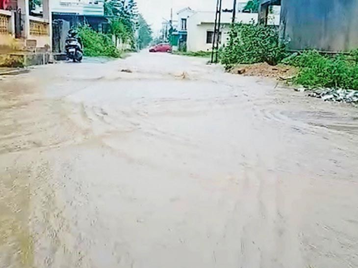 In Walia-Netrang, water flowed like a river on the road due to heavy rains