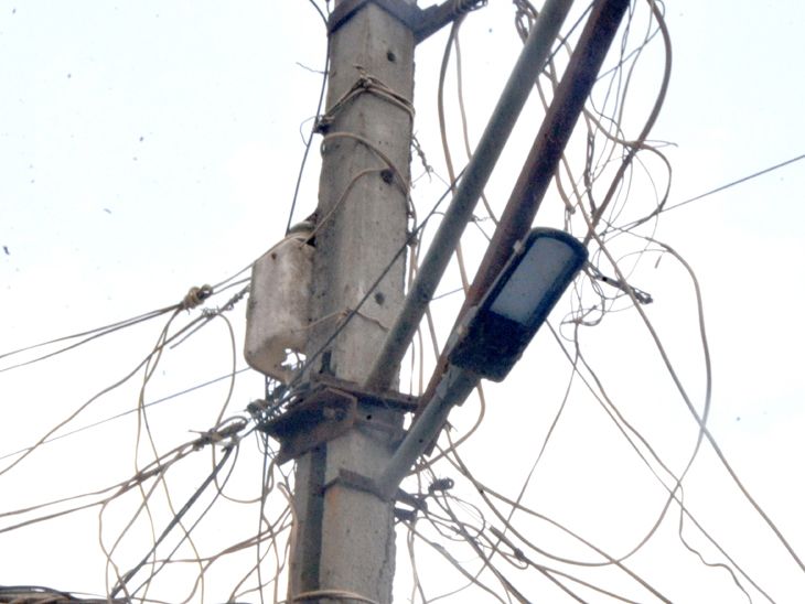 In Bhatia, 2 youths got electric shock, a pile of dilapidated wires ...
