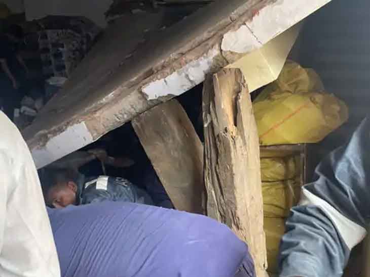 rescue operation: a slab collapsed in ahmedabad 3 person strangled