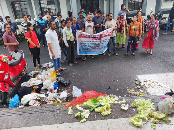 Garbage reigns in Udhna societies in Surat, locals protest by dumping ...