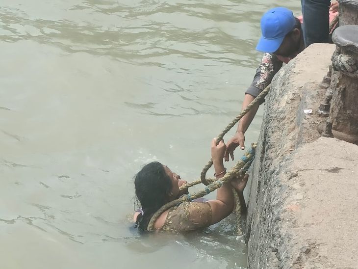 Woman slips off Dwarka jetty and falls into sea, local swimmer jumps ...