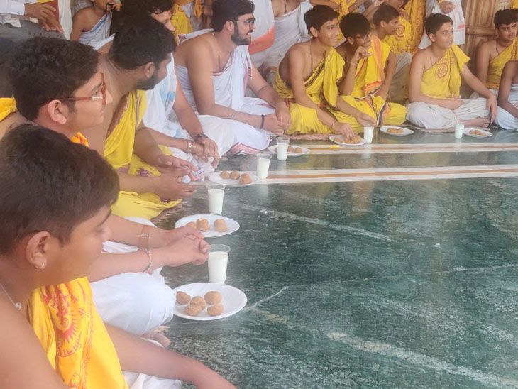 A Rishikumar ate 22 laddus of 70 grams each in 1 hour in a modak ...