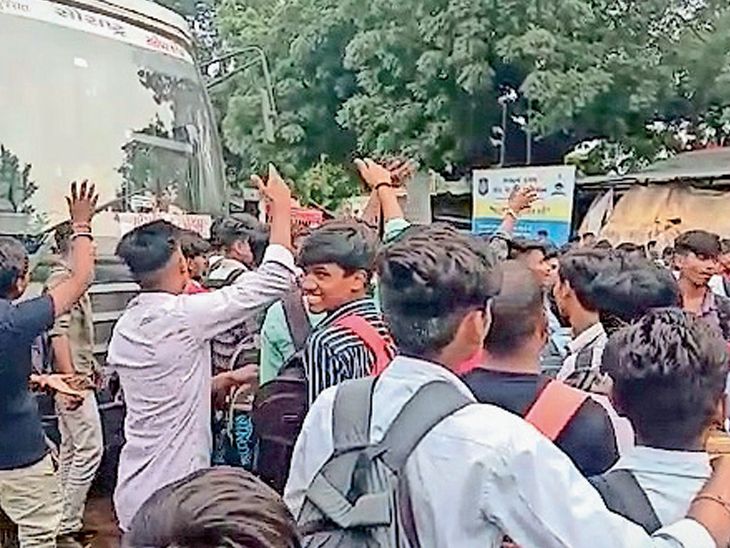 More than 300 students riot at Chotaudepur bus depot, buses stopped ...