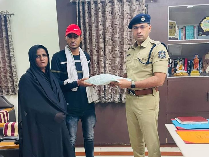 6.13 lakhs was given to the family of a policeman who died accidentally ...