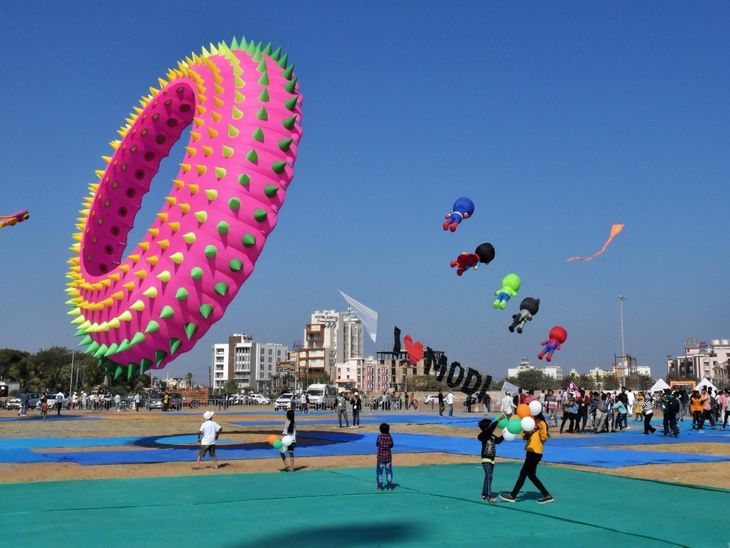 Kites like I Love Modi, Batman, Octopus became the center of attraction ...