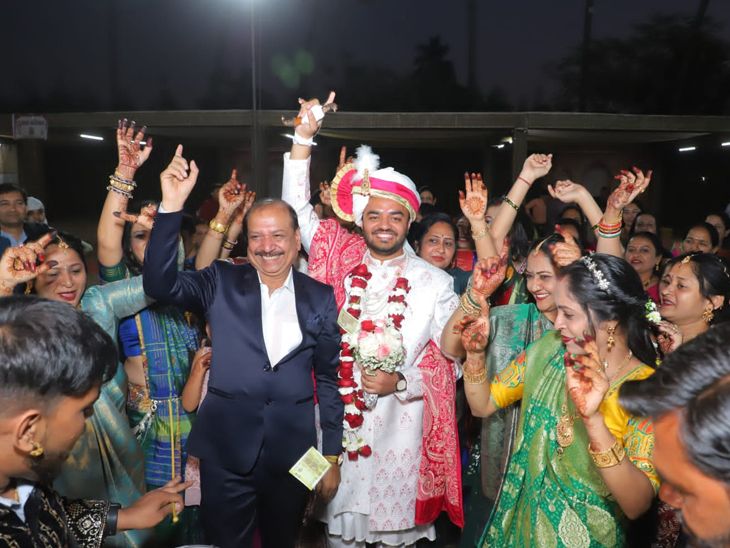 Unique wedding in Surat: Father-in-law arrives at Mandve with son-in ...