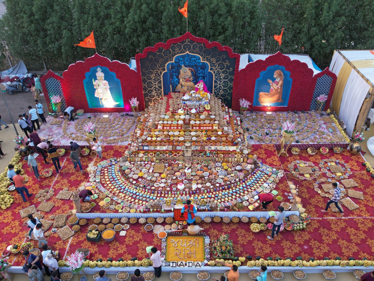 A grand Annakoot was celebrated in Surat, 334 types of dishes including ...