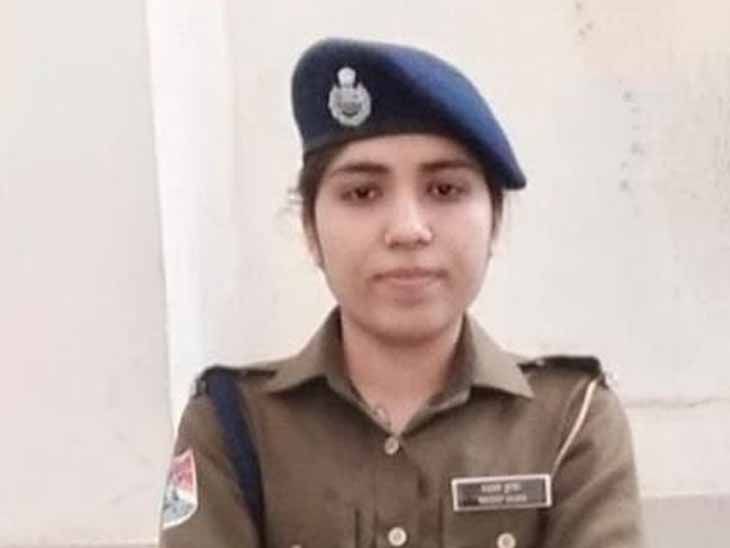 A woman constable of RPF rescued a passenger trapped between the ...