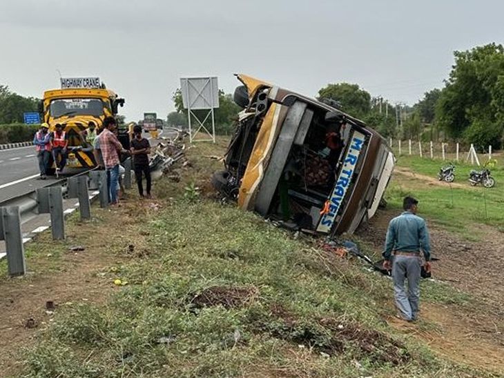 Bus breaks railing on expressway and overturns, 20 passengers rescued ...