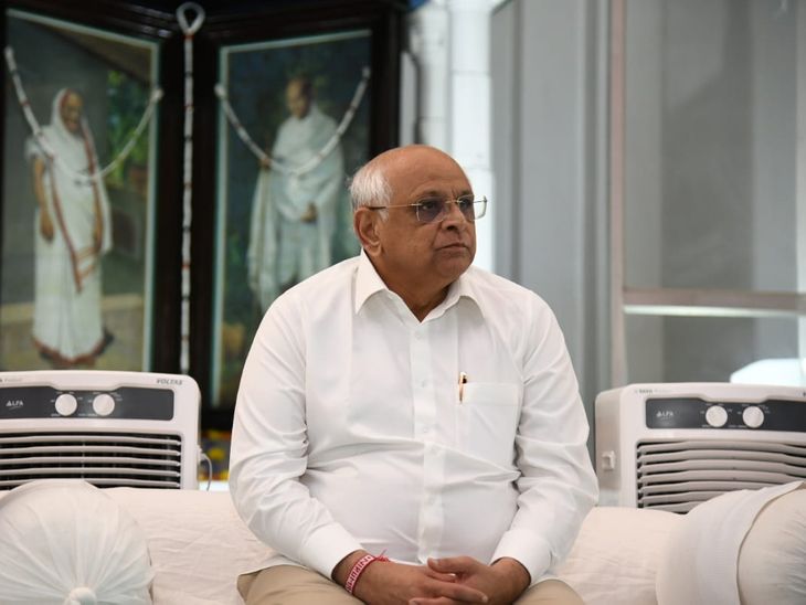 chief-minister-bhupendra-patel-paid-floral-tributes-to-the-father-of