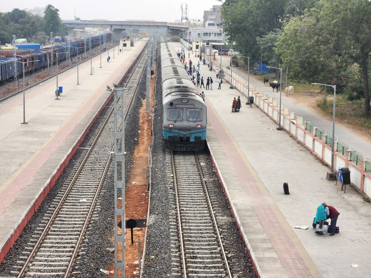 The demo train reached out of the platform | ડેમુ ટ્રેન પ્લેટફોર્મથી ...